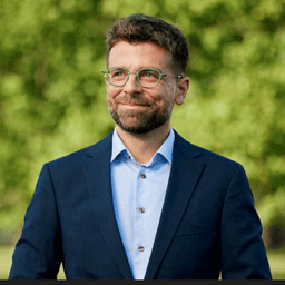 Social Media Manager - Majo Porvažník logo